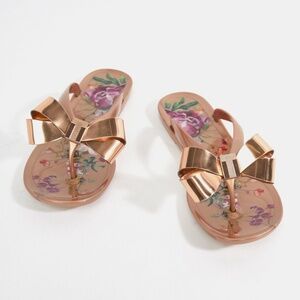 Ted Baker London Susie P Bow Jelly Flip-Flops in Pink Metallic Floral size 9W/40